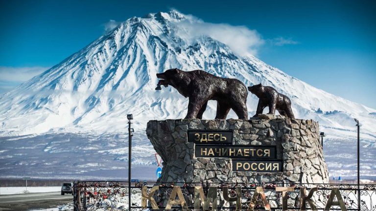 百夫長旅遊_亞洲_俄羅斯_堪察加半島、庫頁島_棕熊與鮭魚雕像