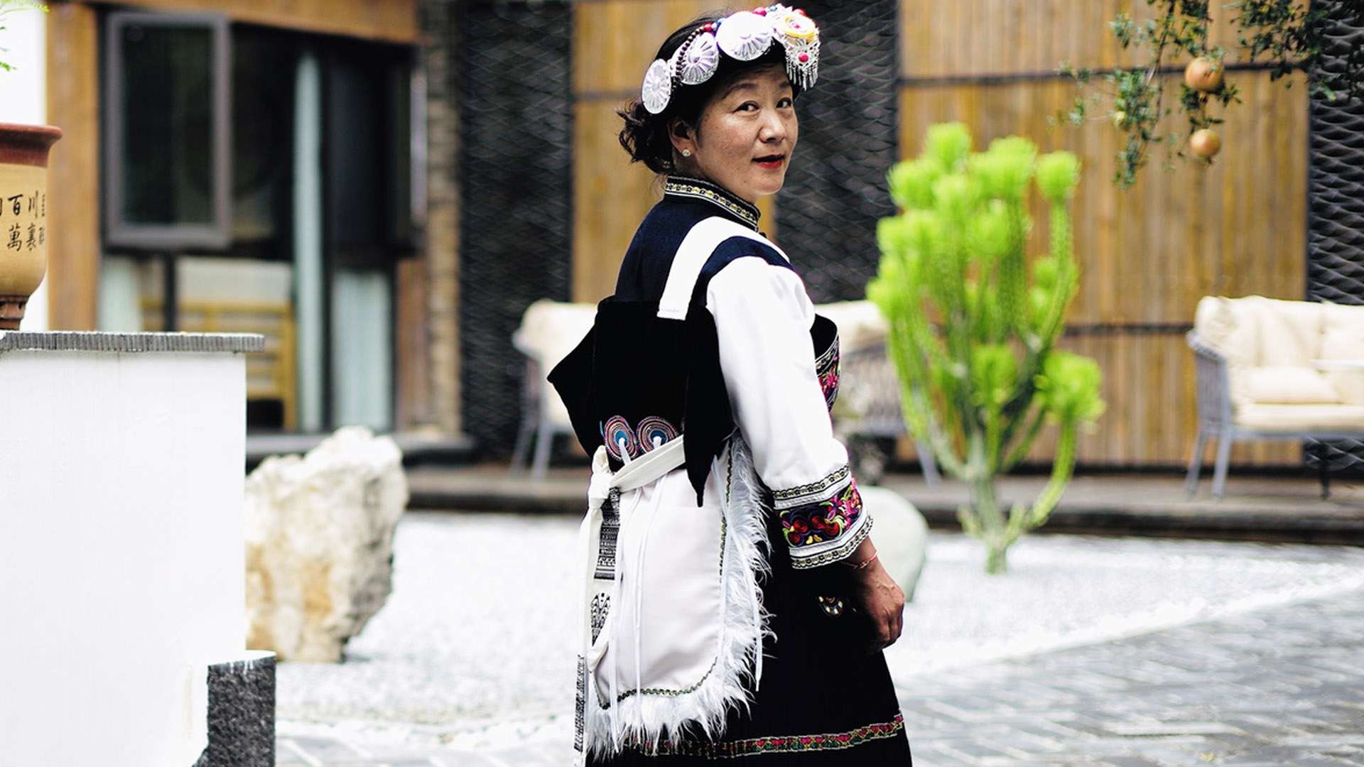 百夫長旅遊_茶馬古道_麗士_在地體驗師_穿納西服