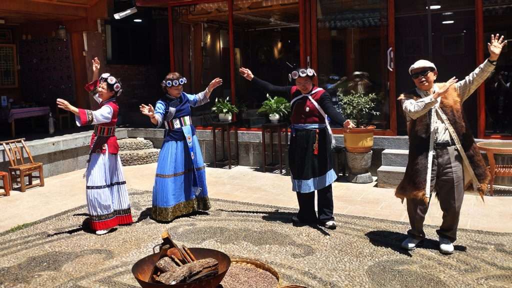 百夫長旅遊_茶馬古道_麗士_在地體驗師_穿納西服00