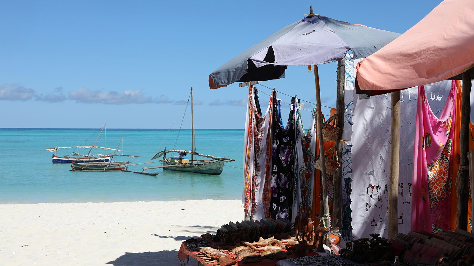 百夫長旅遊_非洲_馬達加斯加+模里西斯_諾西貝島_海邊一景_shutterstock_2641780695_16.9