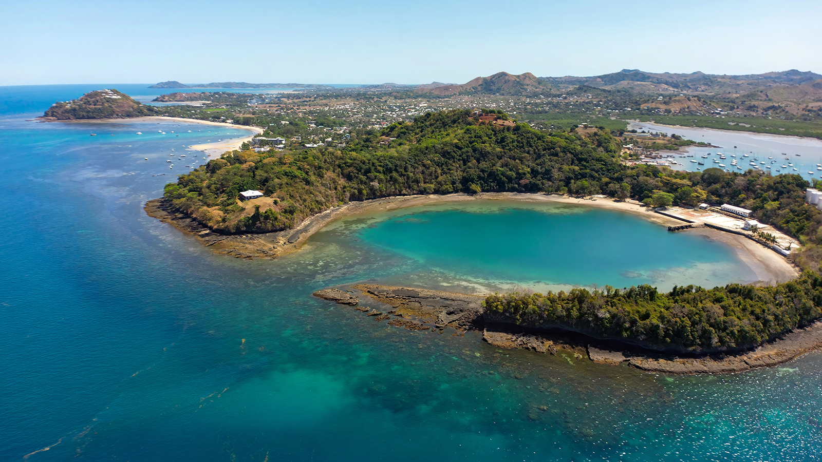 百夫長旅遊_非洲_馬達加斯加+模里西斯_諾西貝島火山口_shutterstock_2559799561_16.9